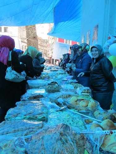 Kur’an kursları yararına açılan kermes yoğun ilgi gördü