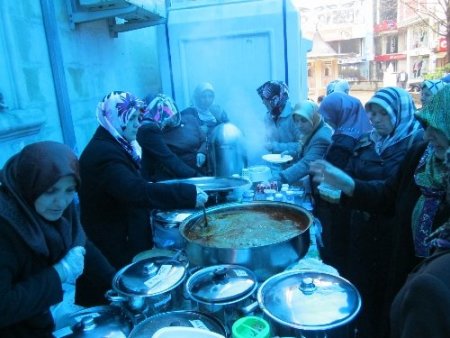 Kur’an kursları yararına açılan kermes yoğun ilgi gördü