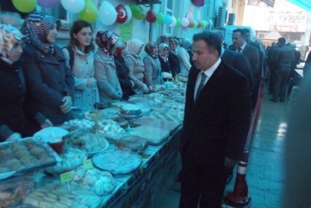 Kur’an kursları yararına açılan kermes yoğun ilgi gördü