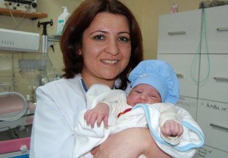 Kur'an kursu avlusuna bırakılan bebek yeni ailesine kavuştu