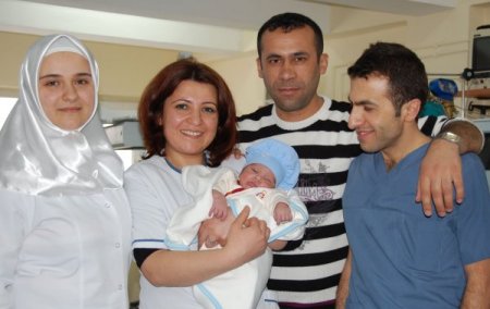 Kur'an kursu avlusuna bırakılan bebek yeni ailesine kavuştu