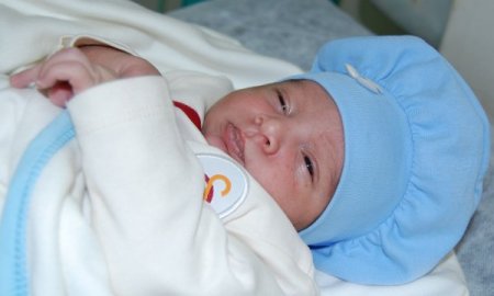 Kur'an kursu avlusuna bırakılan bebek yeni ailesine kavuştu