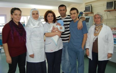 Kur'an kursu avlusuna bırakılan bebek yeni ailesine kavuştu