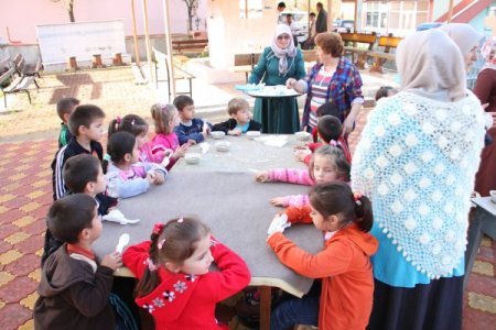 Kur’an Kursu öğrencileri aşure dağıttı