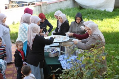 Kur’an Kursu öğrencileri aşure dağıttı