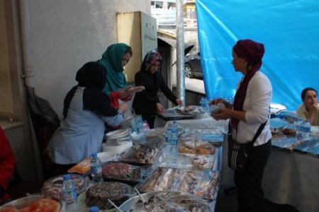 Kur’an kursu yararına kermes düzenlendi