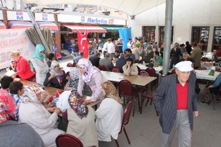 Kur’an kursu yararına kermes düzenlendi