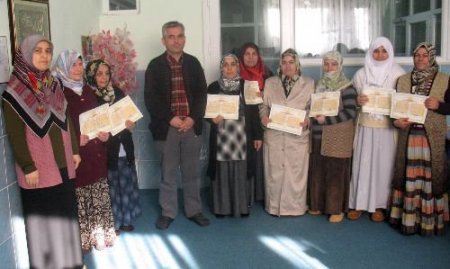 Kur'an Kursuna Katılabilmek İçin Okuma Yazma Öğreniyorlar