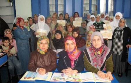 Kur'an Kursuna Katılabilmek İçin Okuma Yazma Öğreniyorlar