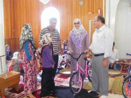 Kur’an Kursunda Başarılı Öğrencilere Bisiklet Hediye Edildi