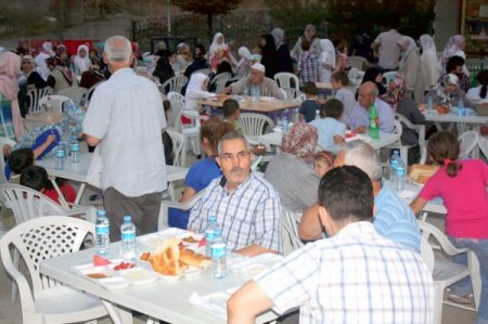 Kur'an Öğrenen Bayanlar 500 Kişilik İftar Sofrası Kurdu