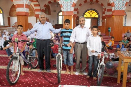 Kur'an Öğrenen Öğrencilere Hediye Yağmuru