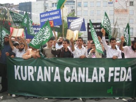 Kur'an'ın Yakılmasına Tepki Gösteren Eylemciler, Amerika Bayrağı Yaktı