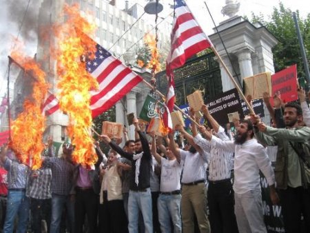 Kur'an'ın Yakılmasına Tepki Gösteren Eylemciler, Amerika Bayrağı Yaktı