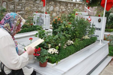 Kurban Bayramı sabahı anneler kınalı kuzuları için şehitliklere akın etti