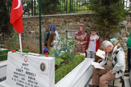 Kurban Bayramı sabahı anneler kınalı kuzuları için şehitliklere akın etti