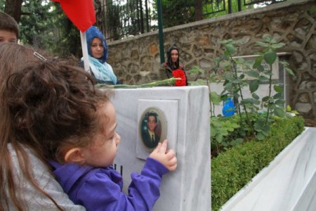 Kurban Bayramı sabahı anneler kınalı kuzuları için şehitliklere akın etti