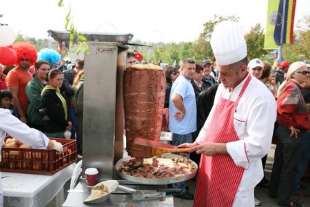 Kurban etinden döner yapıp dağıttılar