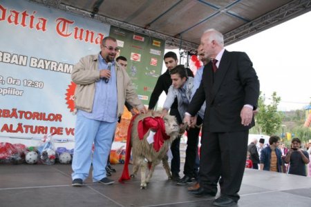Kurban etinden döner yapıp dağıttılar