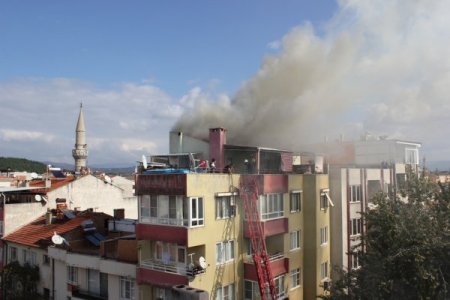 Kurban etiyle mangal yaparken çatıyı yaktı