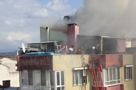 Kurban etiyle mangal yaparken çatıyı yaktı