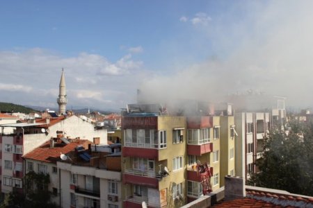 Kurban etiyle mangal yaparken çatıyı yaktı