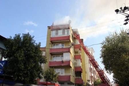 Kurban etiyle mangal yaparken çatıyı yaktı