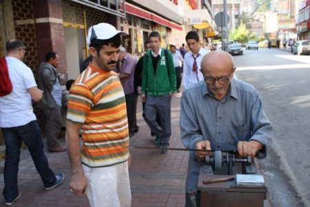 Kurban yaklaştı, 77'lik 'bileyici dede' kolları sıvadı