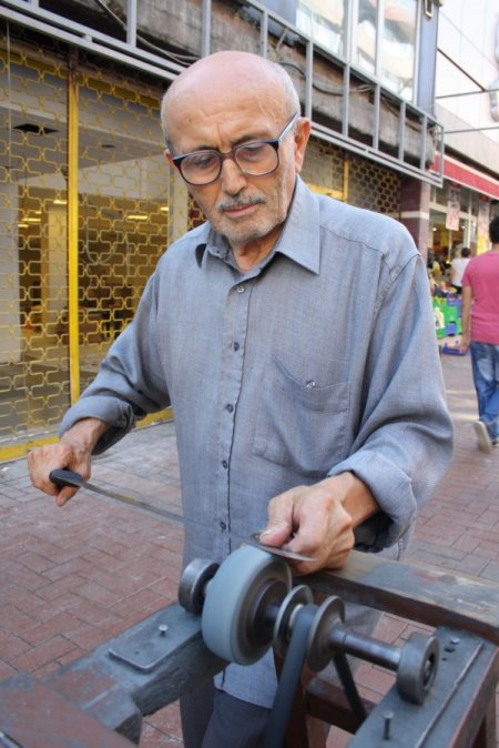 Kurban yaklaştı, 77'lik 'bileyici dede' kolları sıvadı