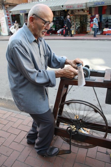 Kurban yaklaştı, 77'lik 'bileyici dede' kolları sıvadı