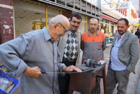 Kurban yaklaştı, 77'lik 'bileyici dede' kolları sıvadı