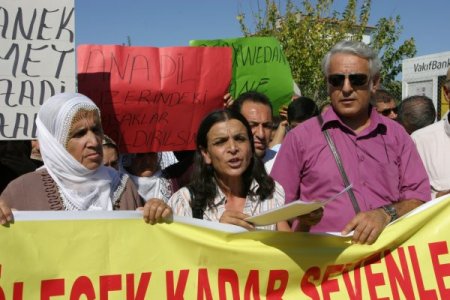 Kürkçüler Cezaevi önünde açlık grevine destek eylemi