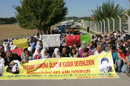 Kürkçüler Cezaevi önünde açlık grevine destek eylemi