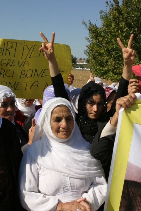 Kürkçüler Cezaevi önünde açlık grevine destek eylemi