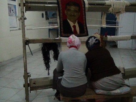 Kursiyerler Başbakan ve Cumhurbaşkanı'nın resmini halıya işledi