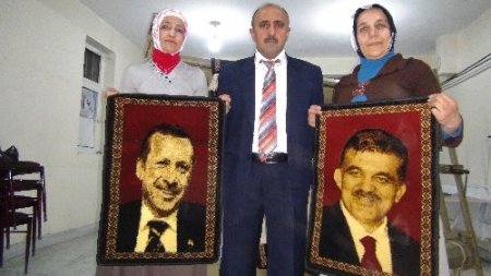 Kursiyerler Başbakan ve Cumhurbaşkanı'nın resmini halıya işledi