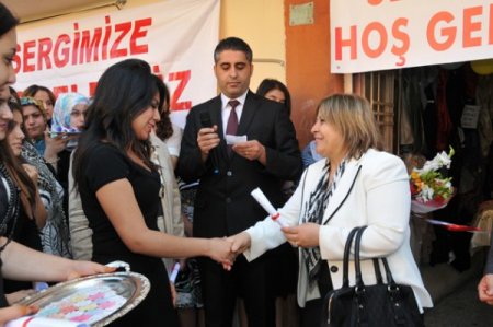 Kursiyerler El Emeği Göz Nuru Eserlerini Sergiledi