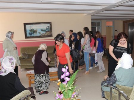 Kursiyerler Yaşlıların Saç Ve Cilt Bakımını Yaptı