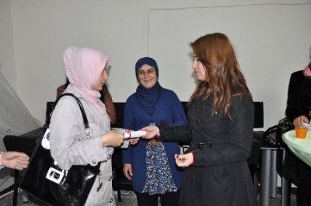 Kursları başarı ile tamamlayan bayanlara sertifikaları verildi