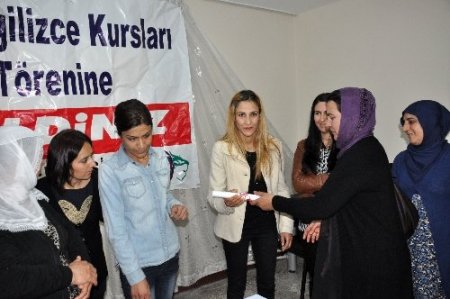 Kursları başarı ile tamamlayan bayanlara sertifikaları verildi