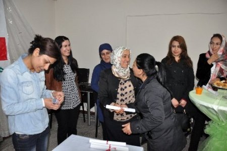 Kursları başarı ile tamamlayan bayanlara sertifikaları verildi