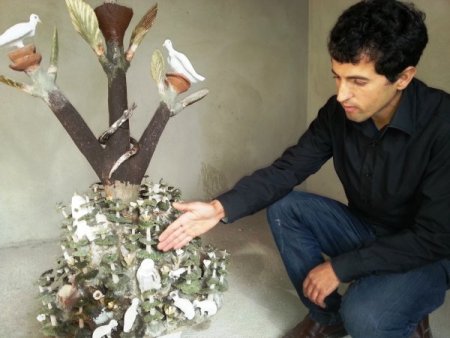 Kürt kökenli vatandaş, teröre karşı 'Barış Sembolü' heykeli yaptı (Özel)