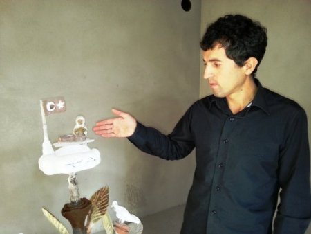 Kürt kökenli vatandaş, teröre karşı 'Barış Sembolü' heykeli yaptı (Özel)