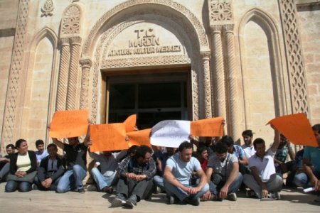 Kürtçe öğretmen adaylarından oturma eylemi