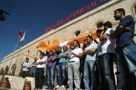 Kürtçe öğretmen adaylarından oturma eylemi