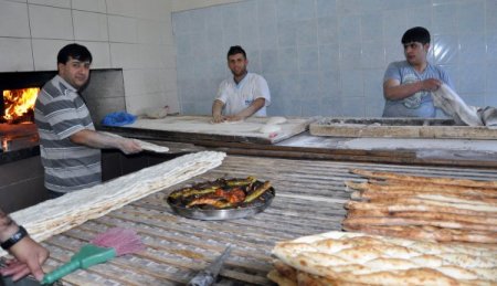 Kürtçe - Taş Fırın Ustaları Kavurucu Sıcaklarda Çalışıyor