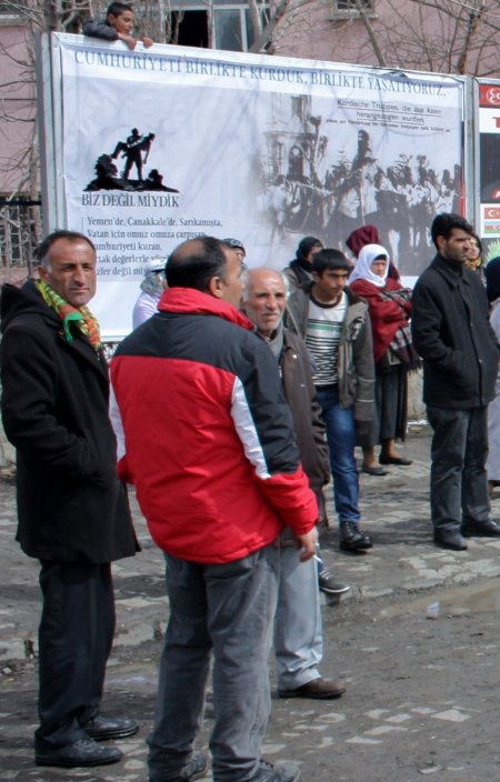 Kürtçe ve Türkçe afişlerle kardeşlik mesajı