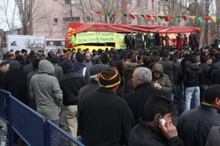 Kürtçe ve Türkçe afişlerle kardeşlik mesajı