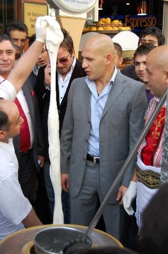 Kurtlar Vadisi'nin Kazım'ı Kahramanmaraş'ta Dondurma Şovu Yaptı