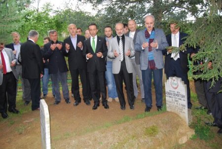 Kurtulmuş, Adnan Demirtürk’ün Kabrini Ziyaret Etti